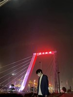 一个人站在这大桥中央是不是很阳光帅气