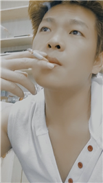 幽会深林中，知情惟鹦鹉， 叮咛巧鹦哥，莫向街头语，拉萨多名花，有女最俊秀， 我爱即伊人，正欲来相就