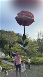 五月七日一家四口在阳光明媚的大地上旅游